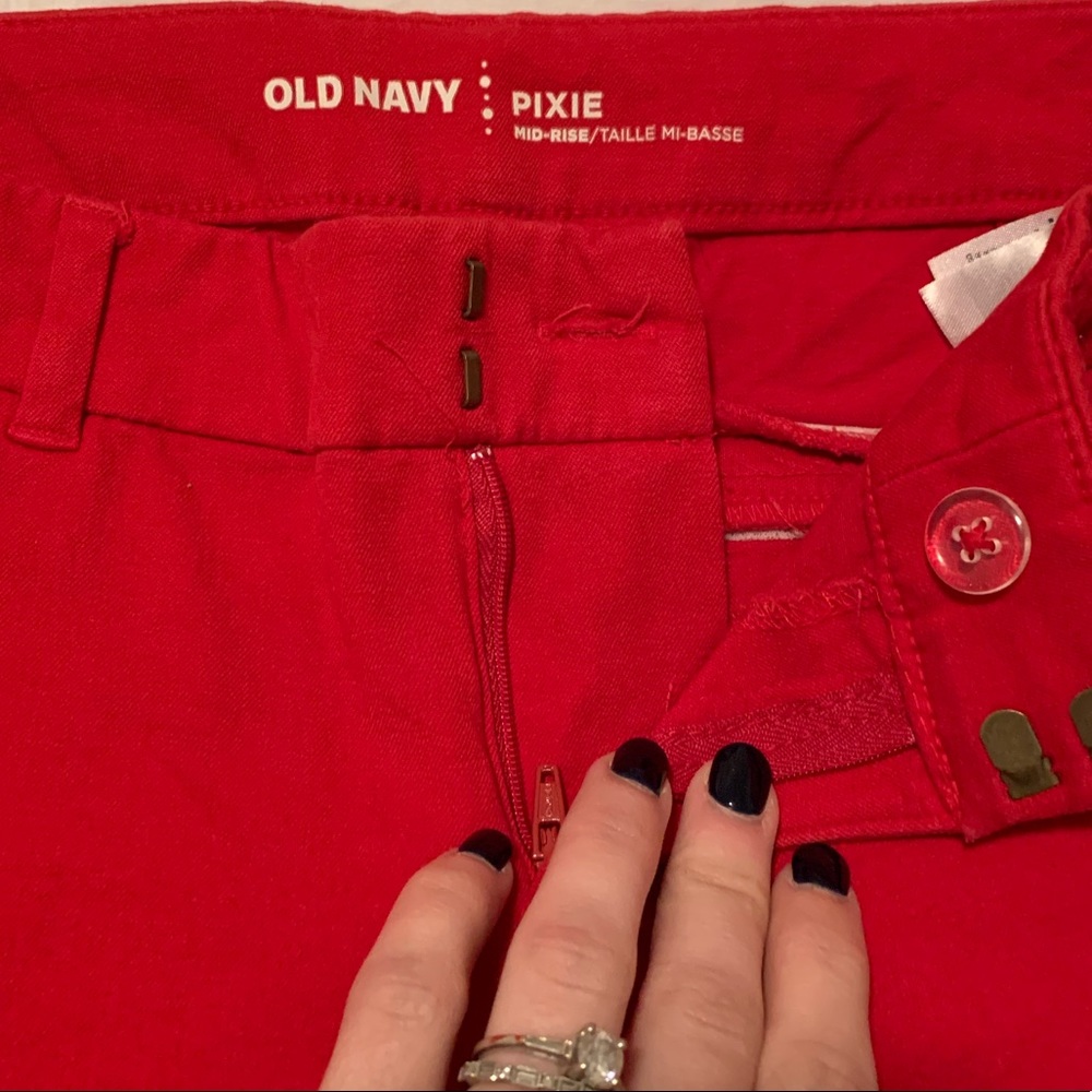Old Navy true red pixie cut pants. Size 6